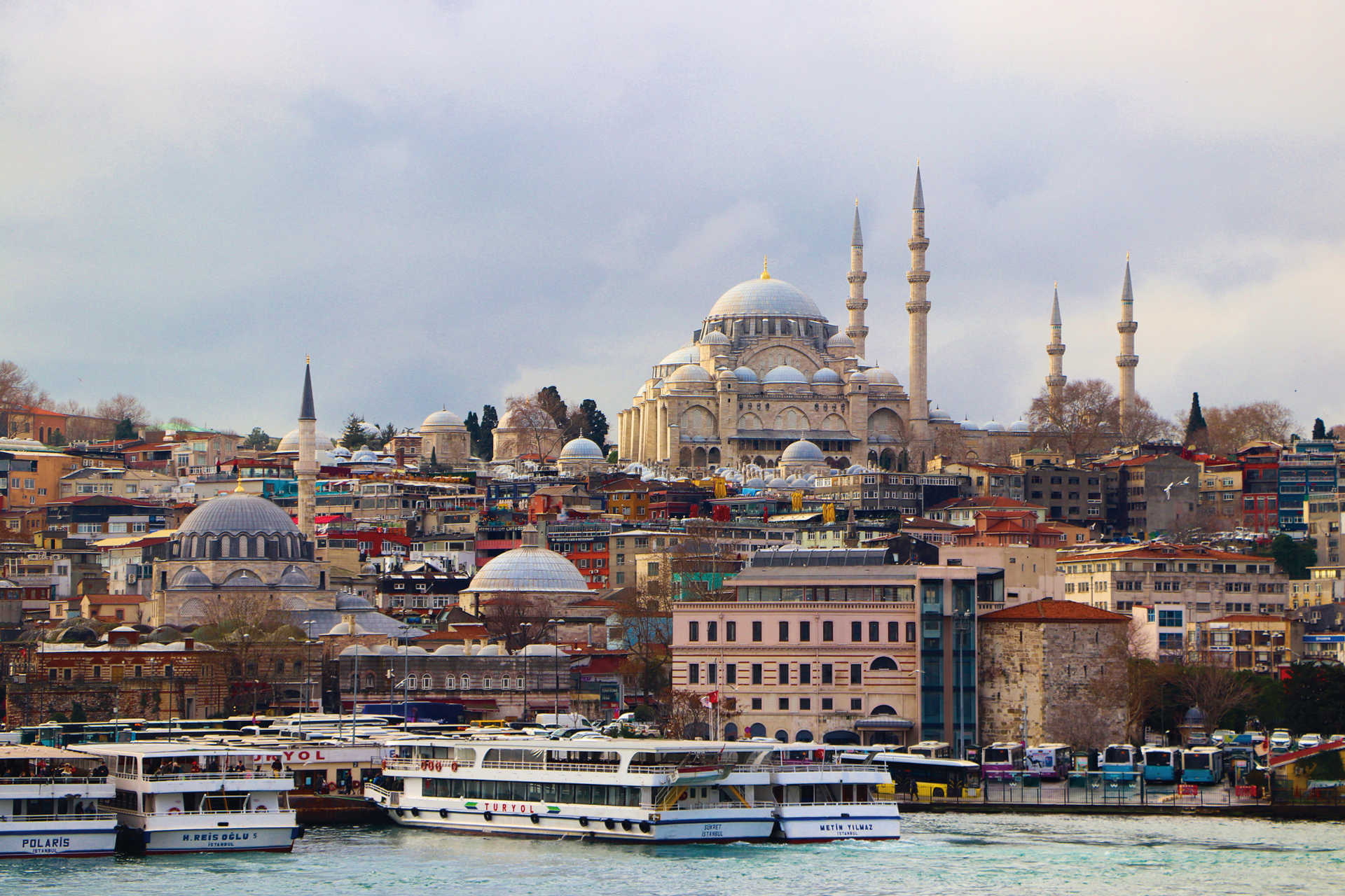Süleymaniye-Moschee über Altstadtvierteln mit Fähren im Vordergrund am Goldenen Horn