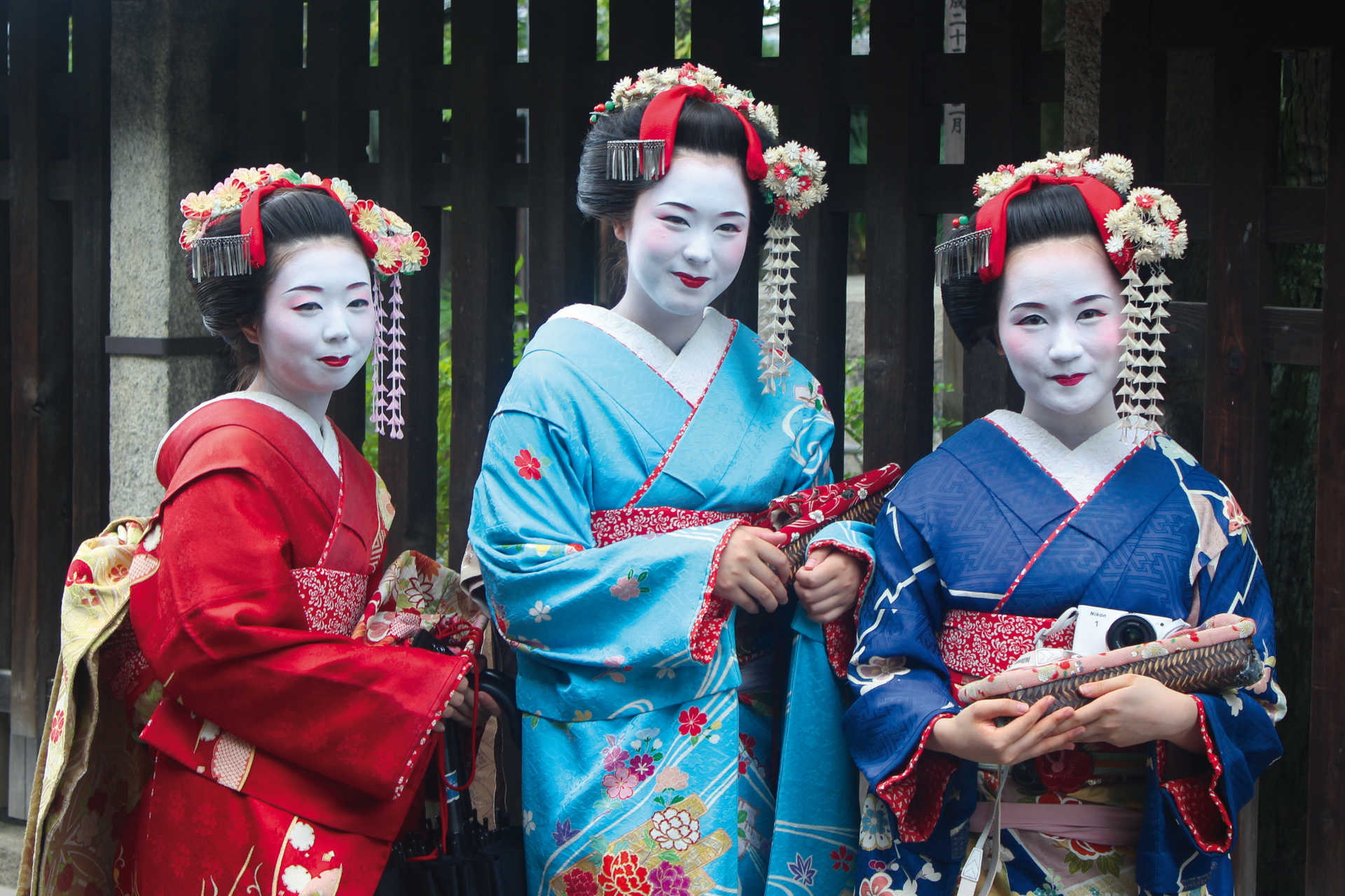 Drei traditionell gekleidete Maiko mit Kimono und Haarschmuck in Kyoto