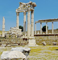 Ruinen mit hohen Marmorsäulen und Mauerresten unter blauem Himmel