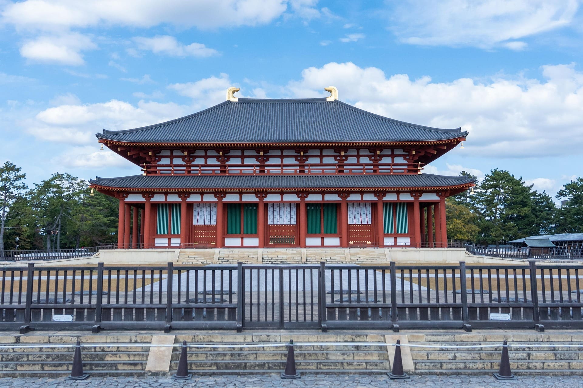 Traditioneller japanischer Holztempel mit roter Fassade und Dach