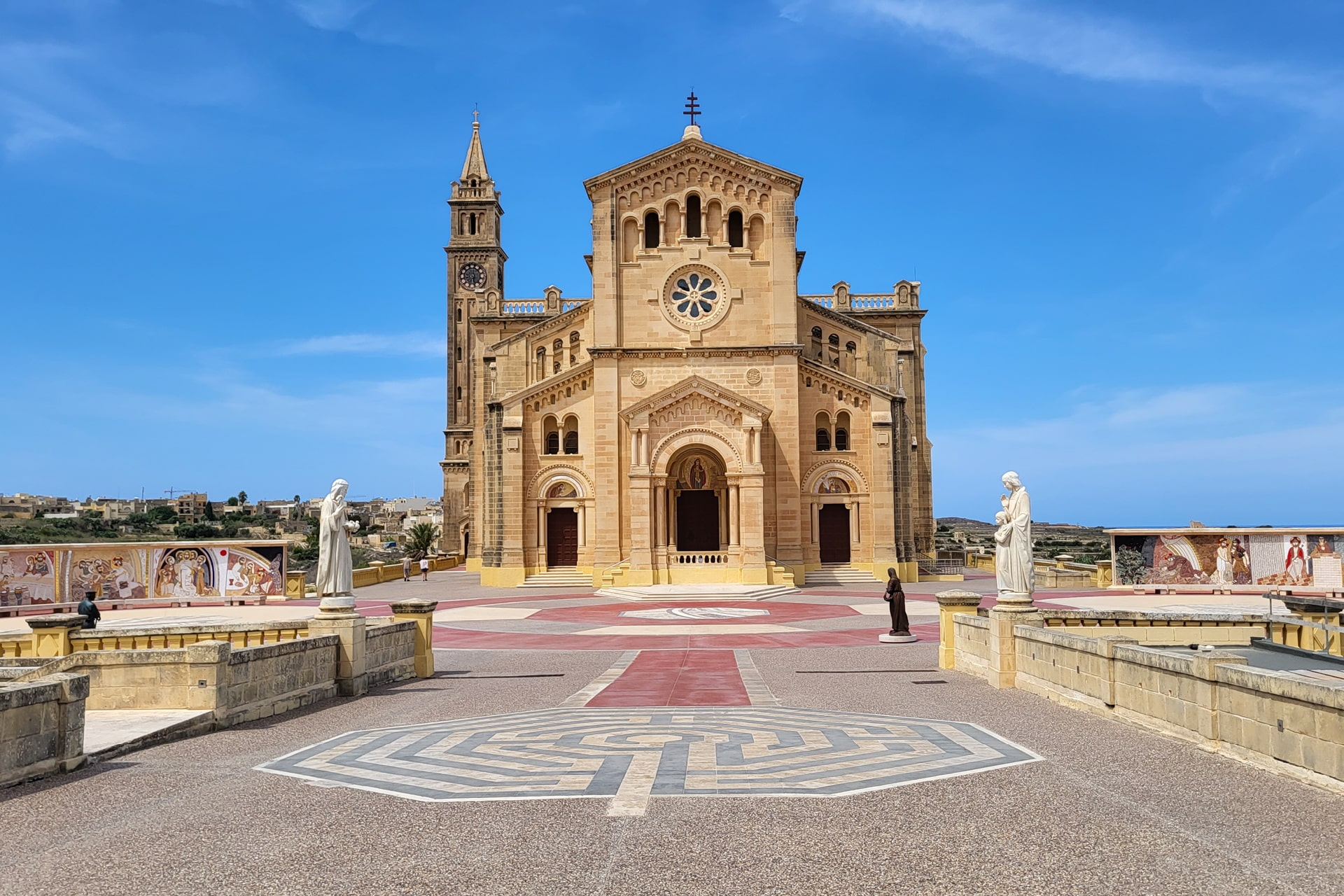 Fassade der Basilika Ta’ Pinu bei Għarb auf Gozo, ein bedeutender Wallfahrtsort Maltas