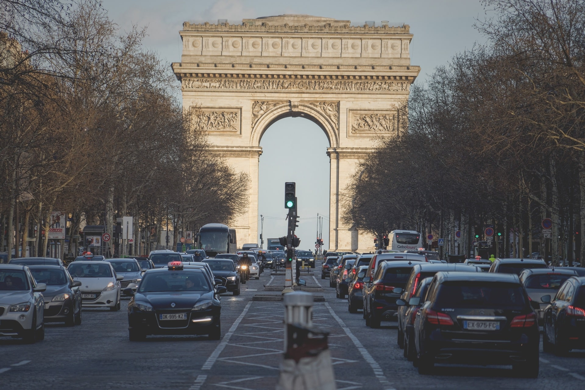 Arc de Triomphe am Ende der Champs-Élysées mit dichtem Verkehr