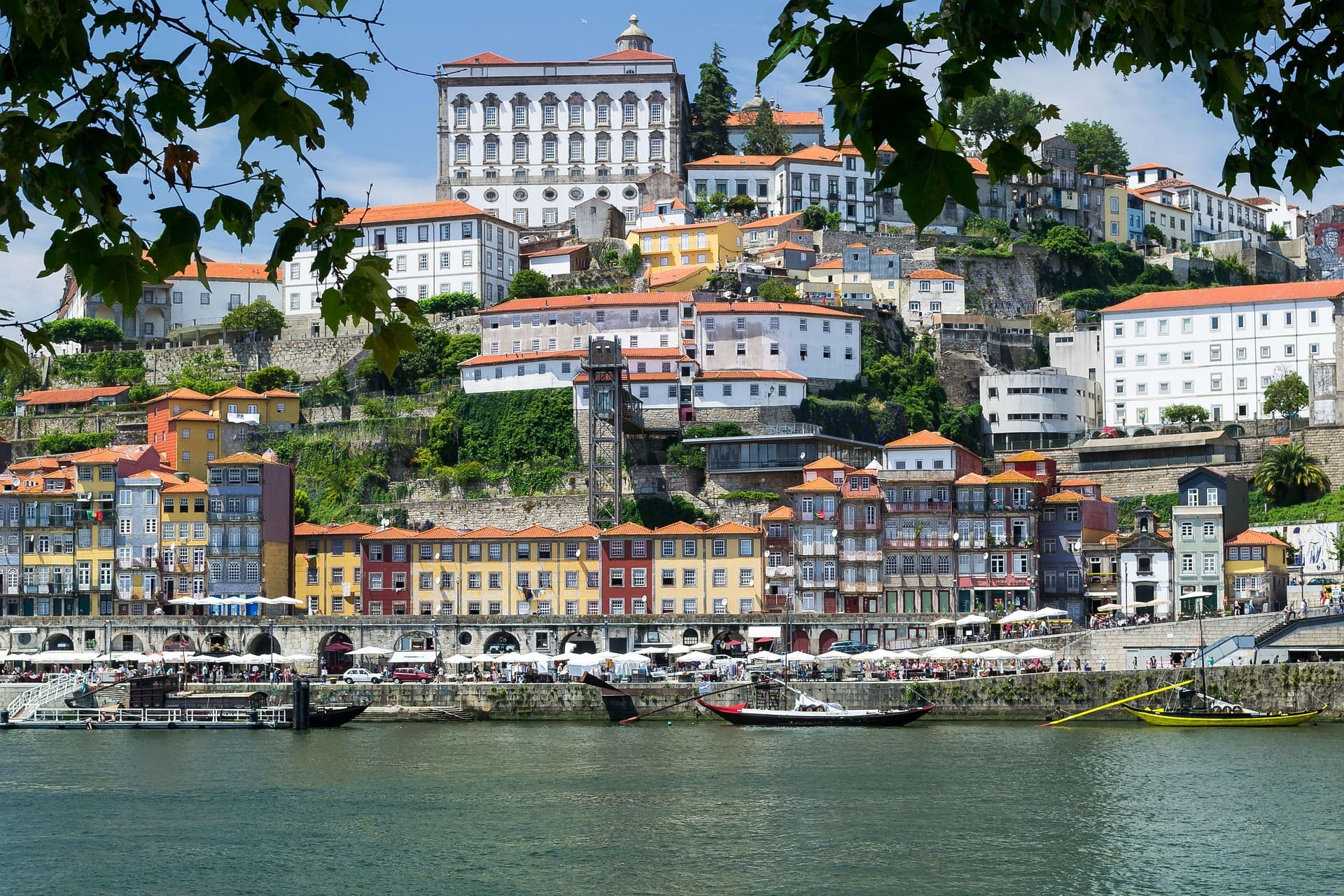 Historisches Viertel am Ufer des Douro-Flusses in Porto, Portugal