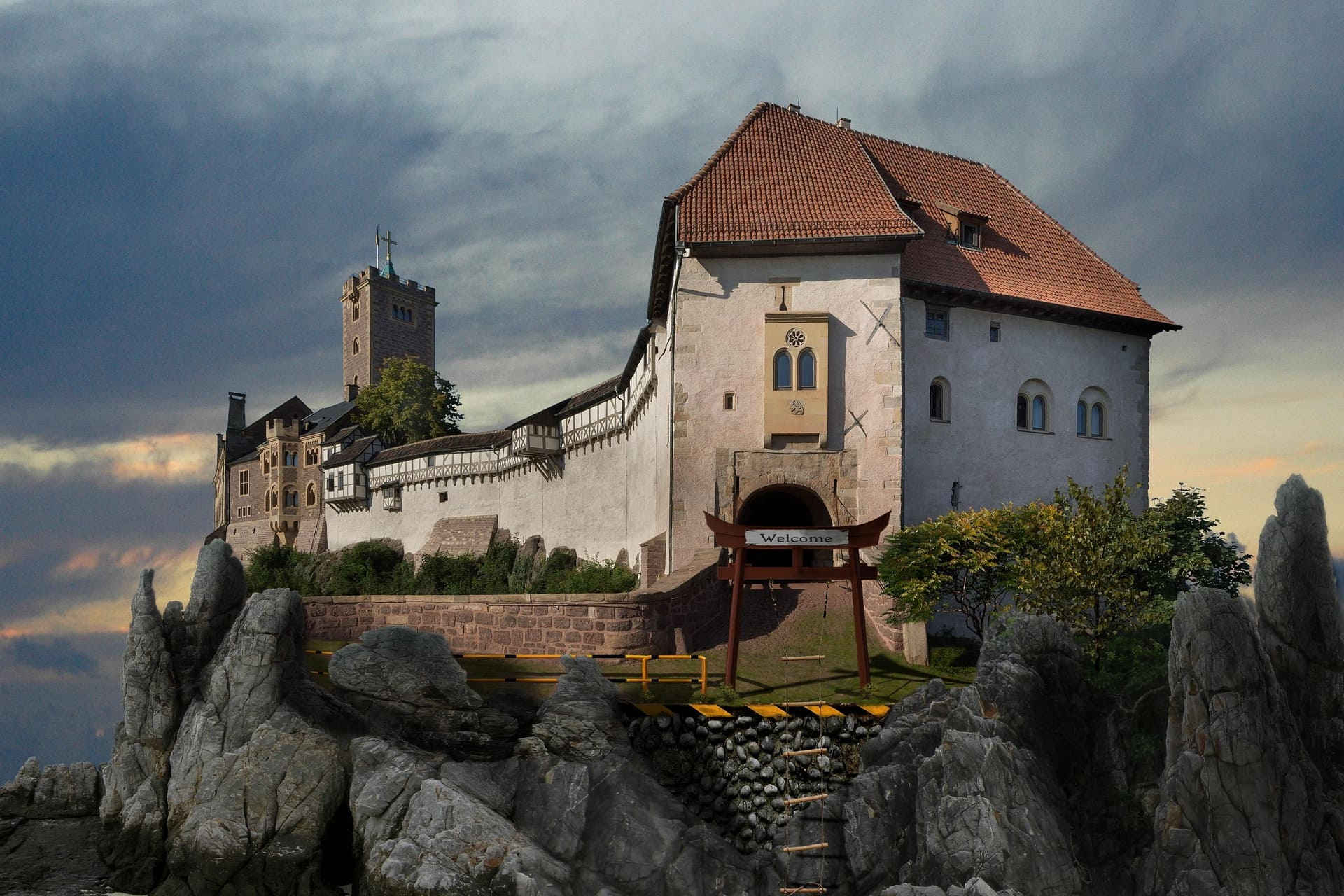 Wehrhafte Burg mit Turm und Zinnen auf Felsen vor Abendhimmel