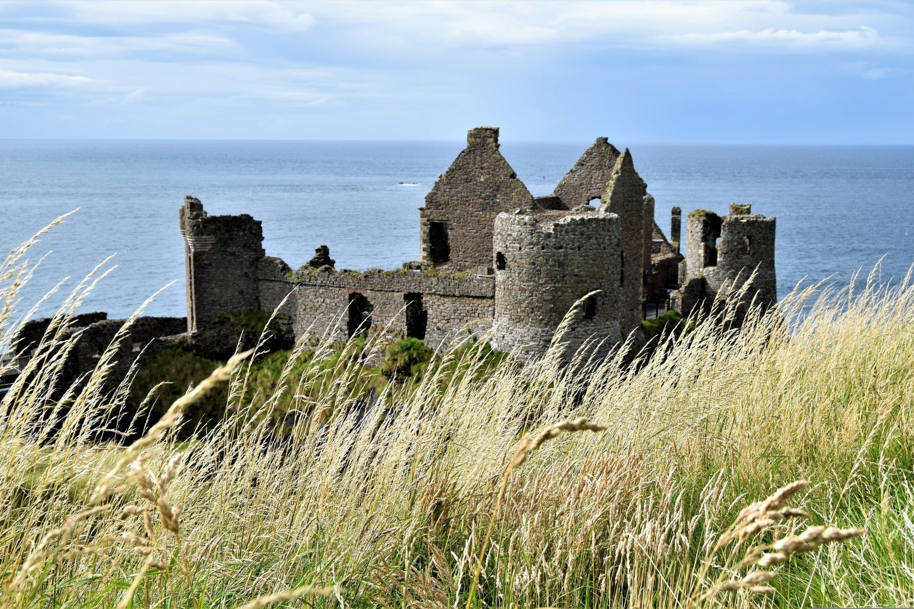Steinerne Burgruine auf Klippe mit Blick auf das Meer