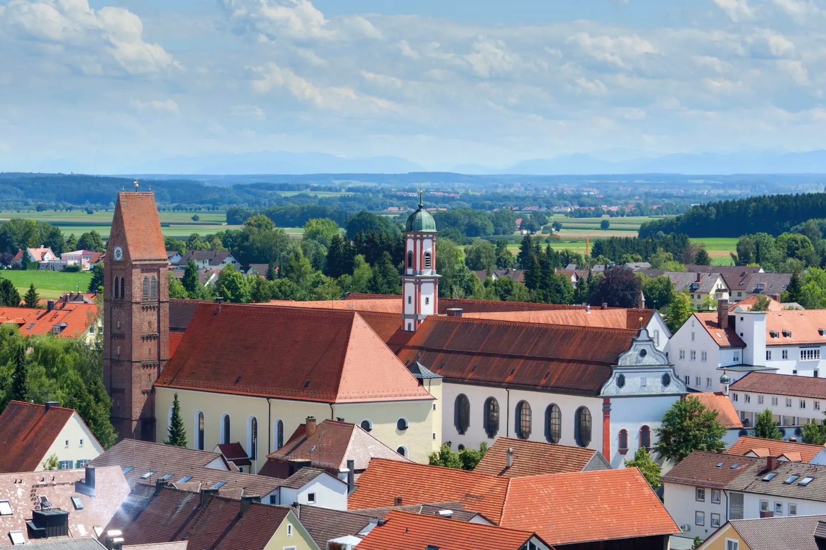 Blick auf Klostergebäude mit roten Dächern und Türmen im Allgäu