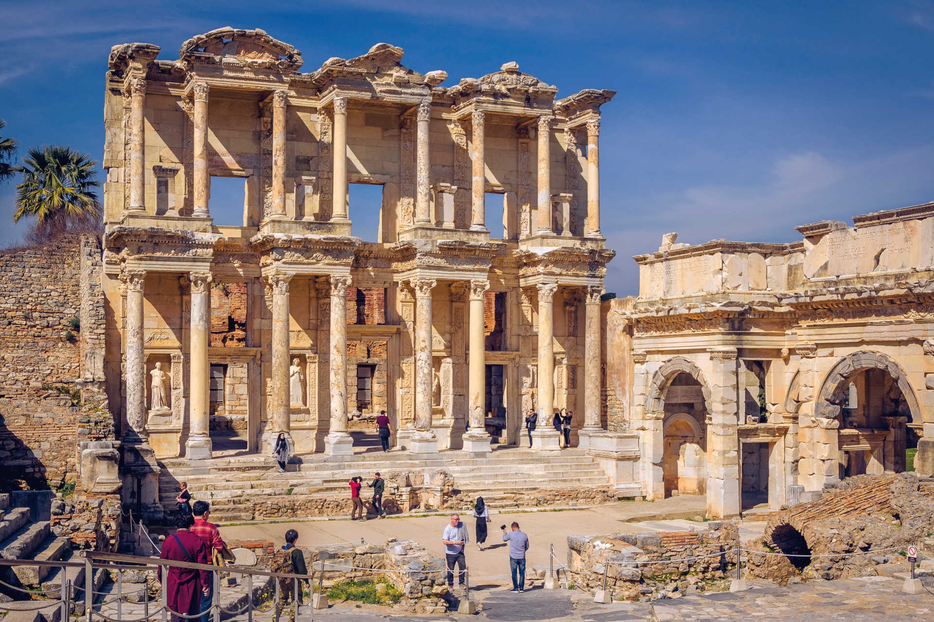 Antike Ruine der Celsus-Bibliothek mit Säulenfassade in der Ausgrabungsstätte Ephesos, Türkei