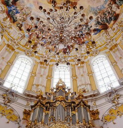 Vergoldete Orgel und Kuppelfresken mit großem Kronleuchter