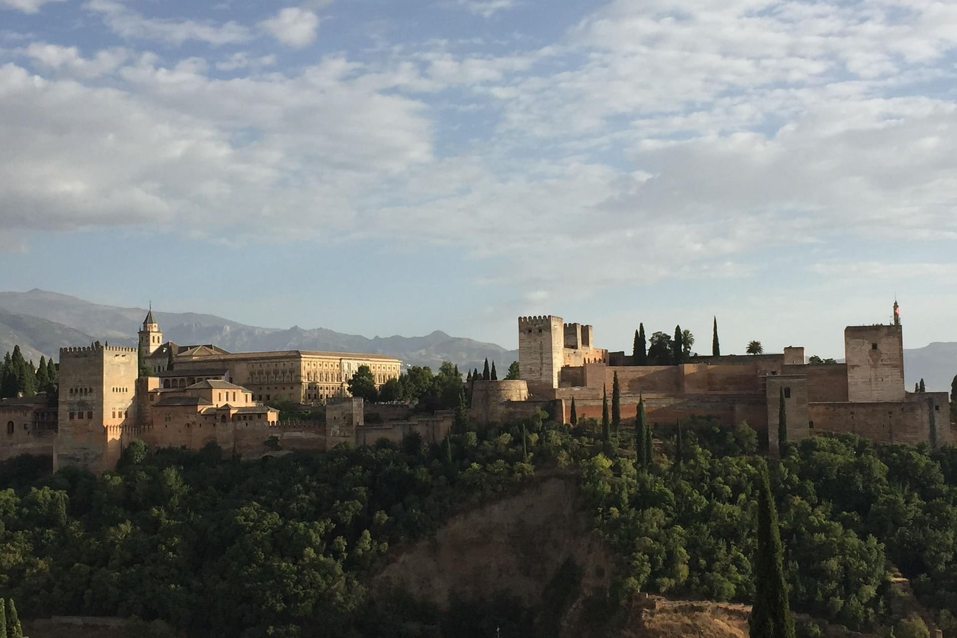 Maurische Palast- und Festungsanlage auf einem Hügel mit Türmen und Gärten in Granada