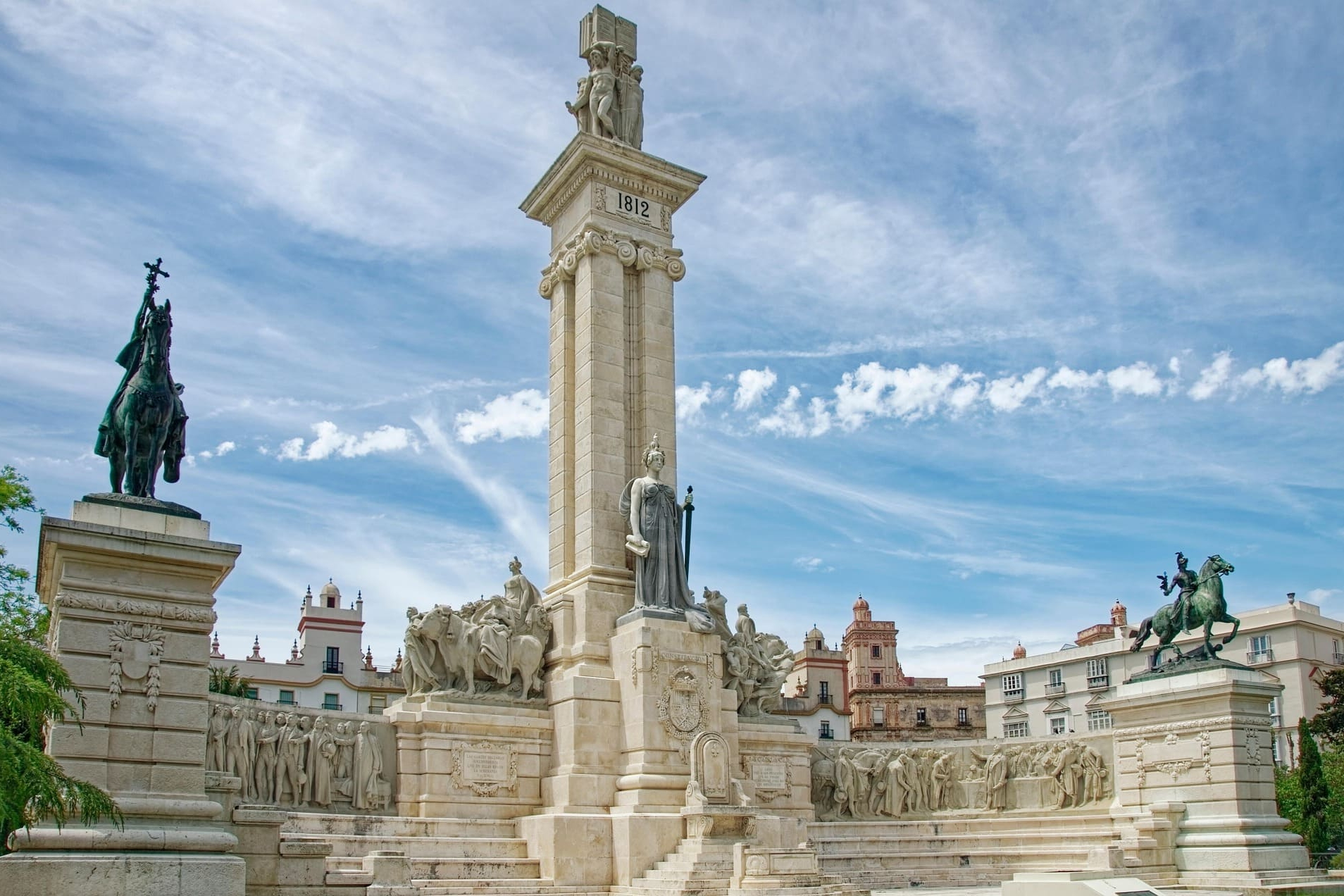 Monumentale Säule mit Statuen und Reiterfiguren zur Erinnerung an die spanische Verfassung in Cádiz