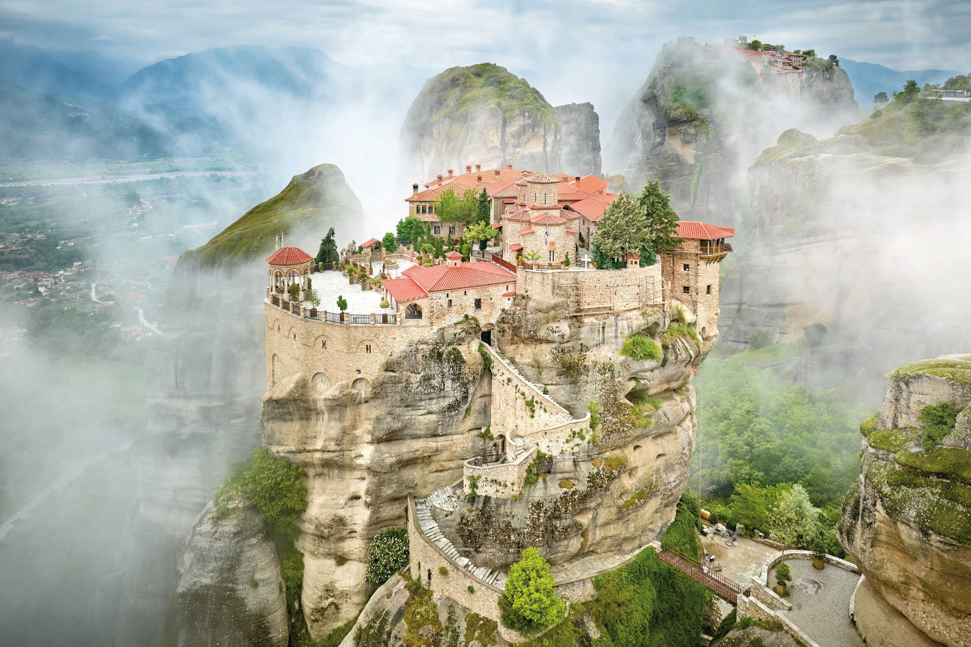 Griechisch-orthodoxes Kloster auf Felsen der Meteora inmitten von Nebel
