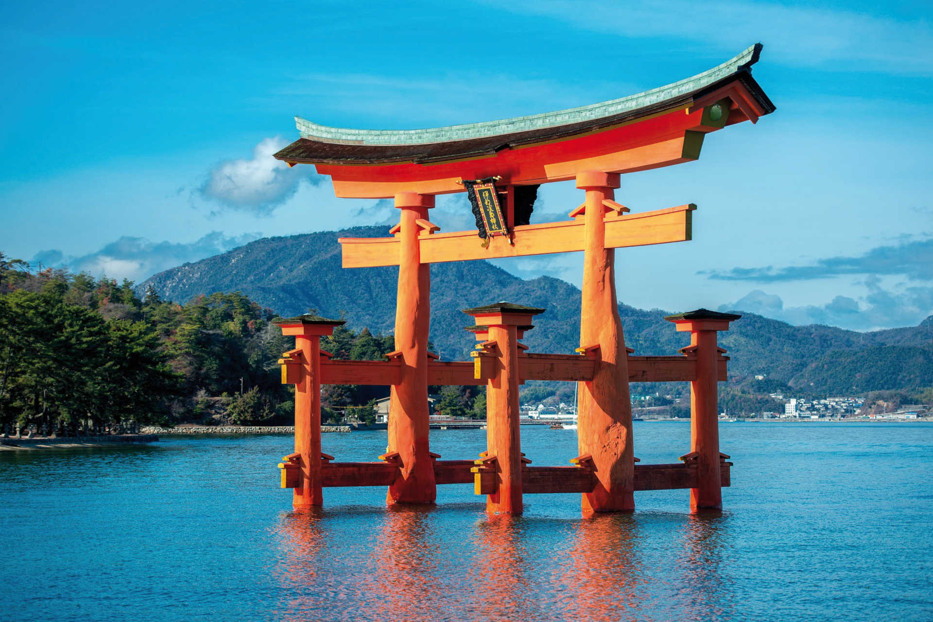 Rotes Torii des Itsukushima-Schreins im Wasser vor der Insel Miyajima in Japan