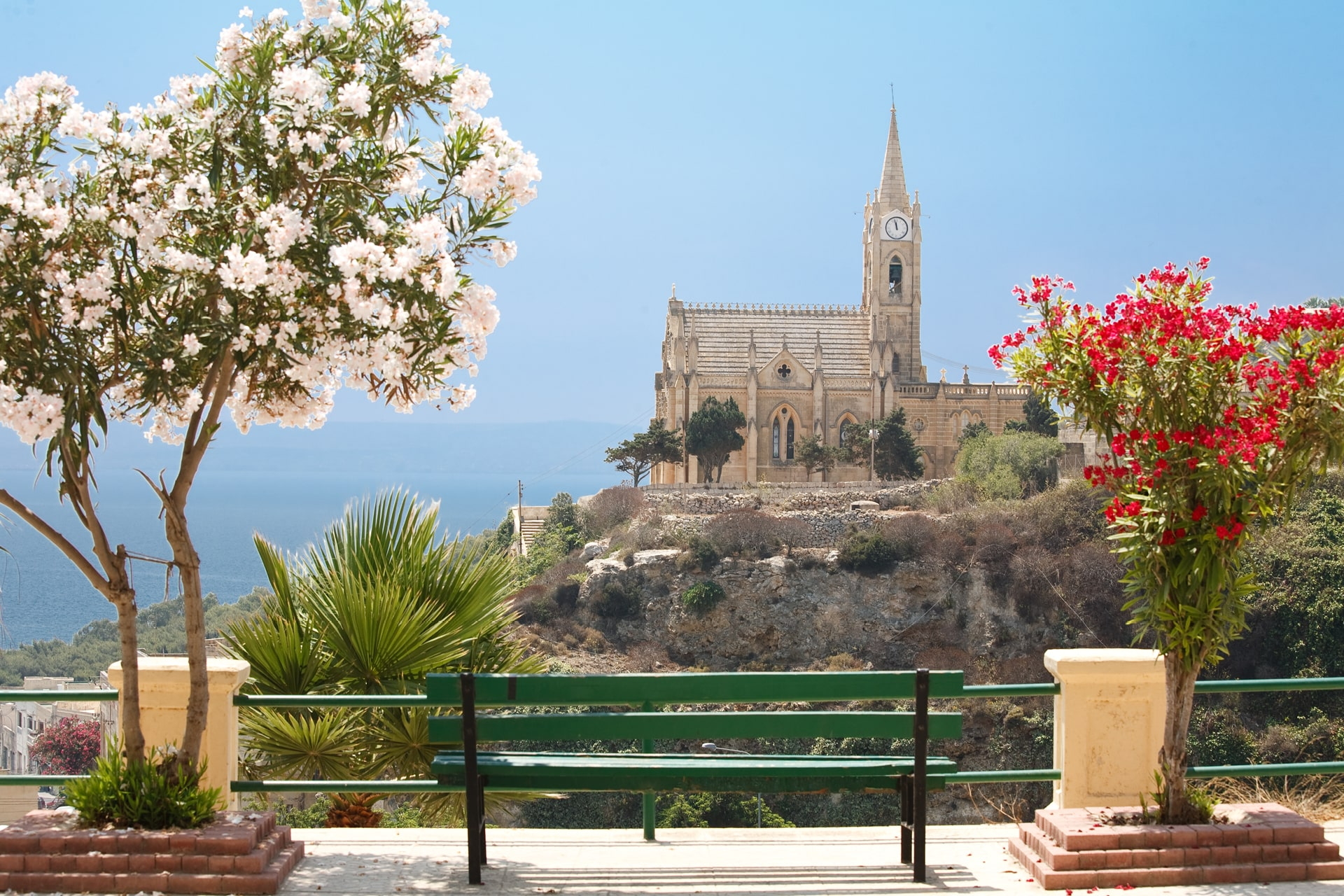 Blick auf die neugotische Pfarrkirche Our Lady of Lourdes in Għajnsielem auf der Insel Gozo