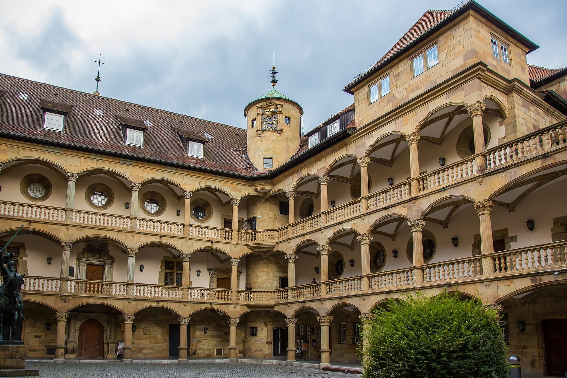 Historischer Innenhof mit Arkadengängen und Turm im Alten Schloss in Stuttgart