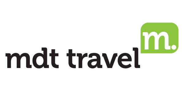 Logo von mdt travel mit schwarzem Schriftzug und grünem m-Punkt-Symbol