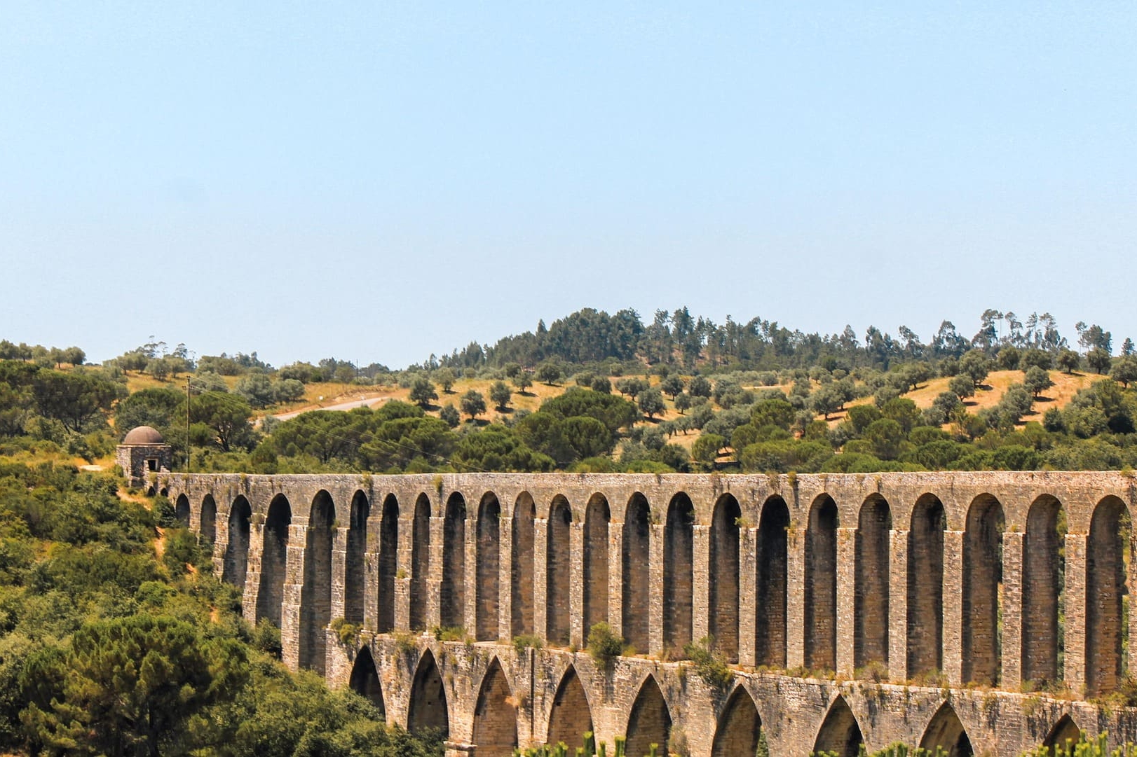 Historisches Aquädukt in Tomar, Portugal, das das Kloster Convento de Cristo mit Wasser versorgte