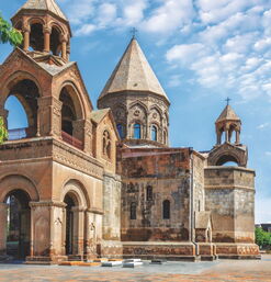Armenische Kathedrale von Etschmiadsin mit Glockenturm und Kreuzkuppel