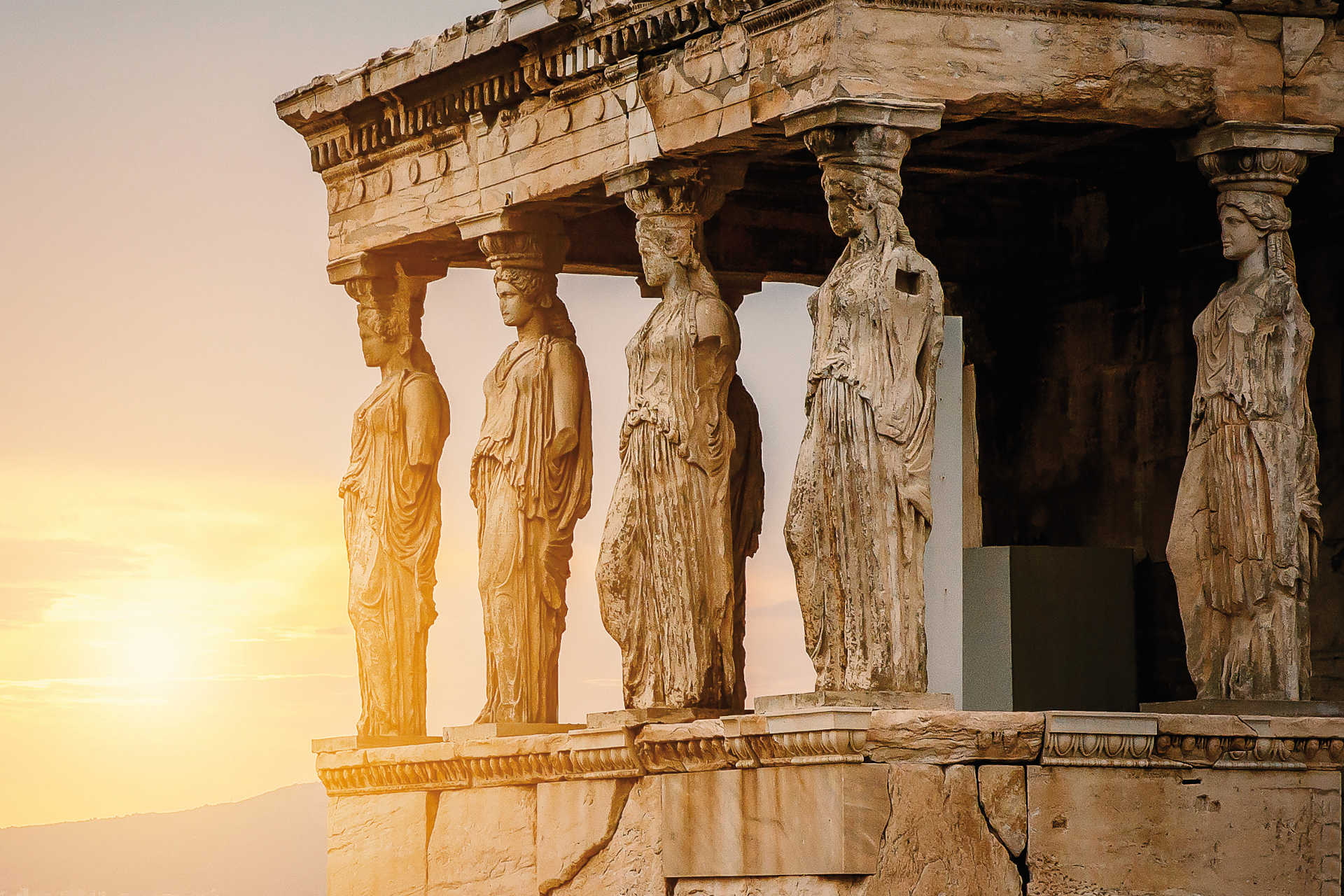 Karyatiden-Statuen am Erechtheion auf der Akropolis in Athen bei Sonnenuntergang