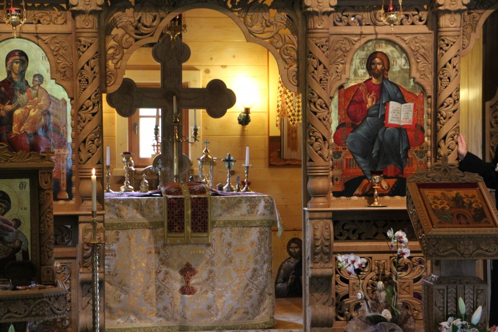 Reich verzierter Kirchenaltar mit Ikonen und goldenem Kreuz