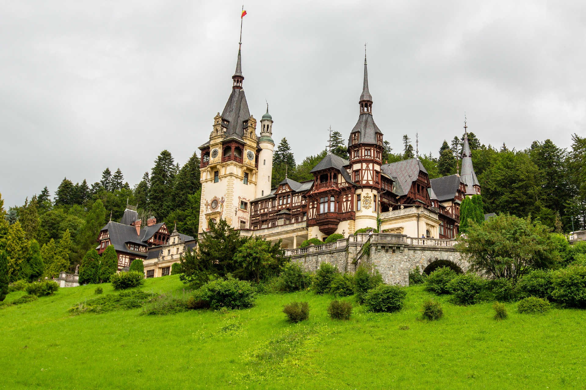 Blick auf das Schloss Peleș mit Türmen und Fachwerkfassade in den Karpaten