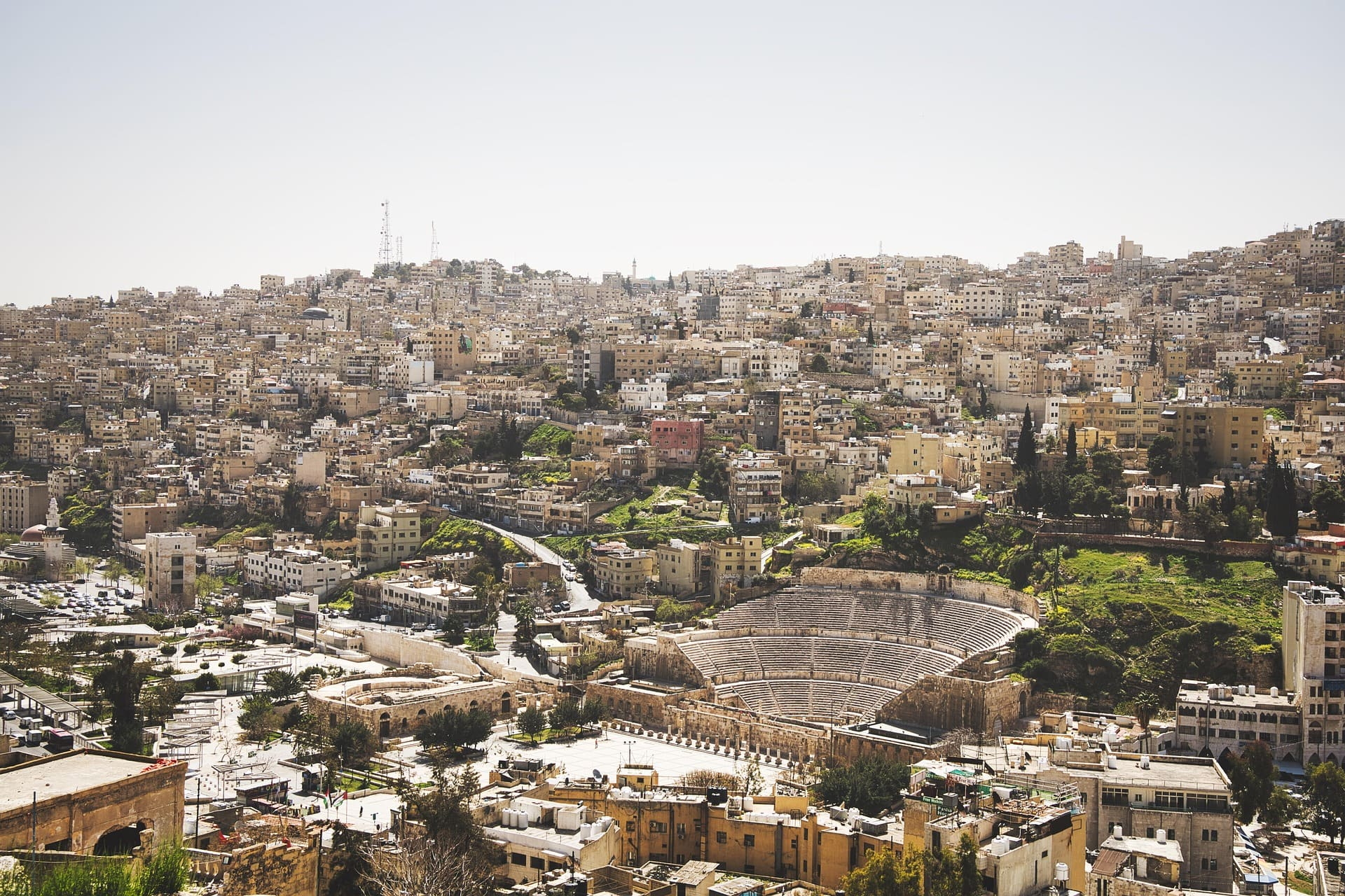 Blick über die Stadt Amman mit römischem Theater im Vordergrund