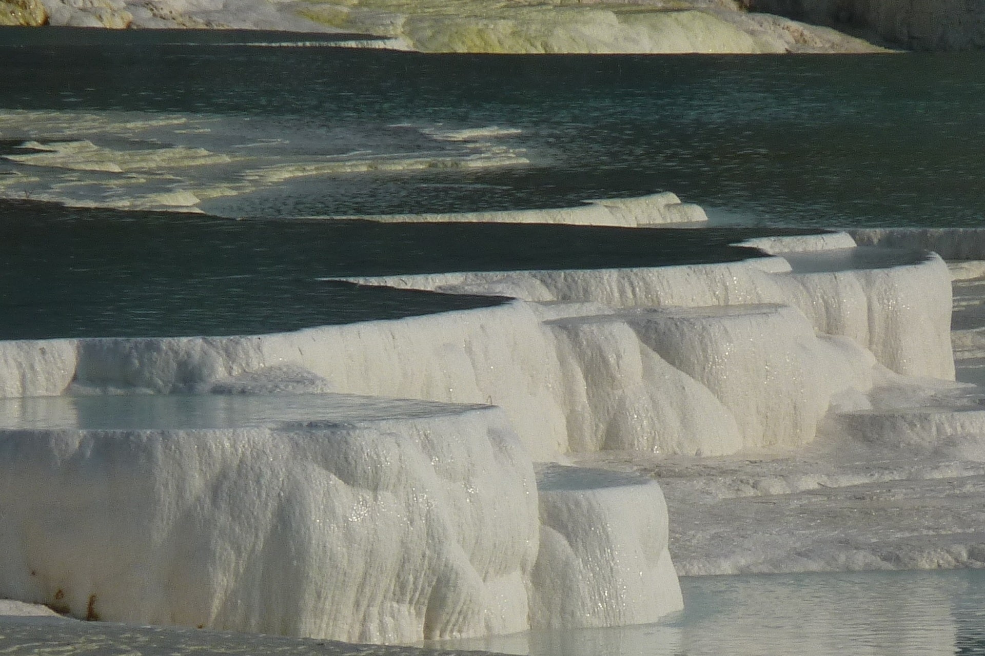 Weiße Kalkterrassen mit Wasserbecken in gestuften Formationen