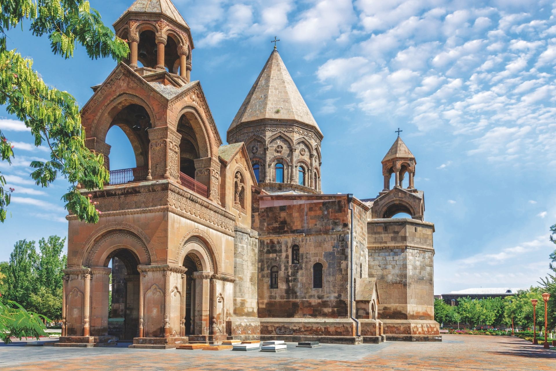 Armenische Kathedrale von Etschmiadsin mit Glockenturm und Kreuzkuppel