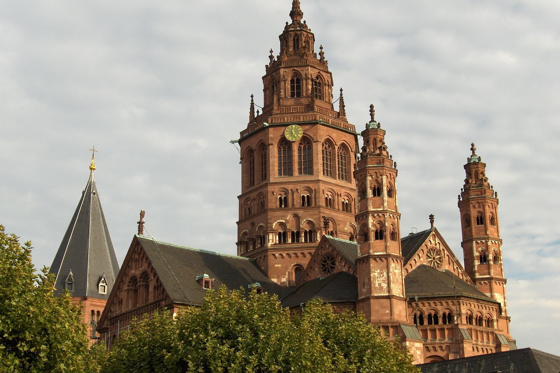 Rote Sandstein-Kathedrale mit Türmen und Uhrturm