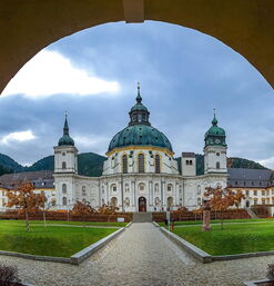 Prächtige Klosteranlage mit Kuppel und Türmen im Innenhof