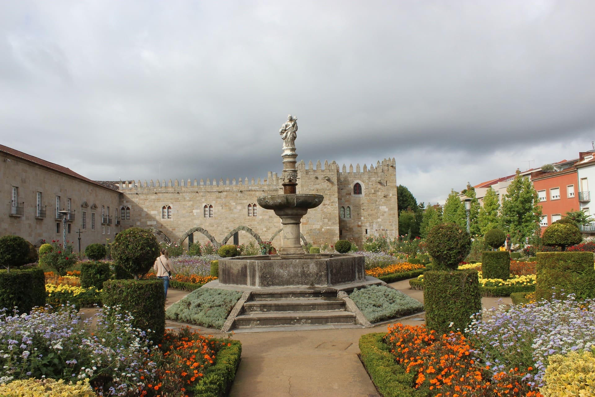 Historischer Garten mit Brunnen vor dem mittelalterlichen Bischofspalast in Braga, Portugal