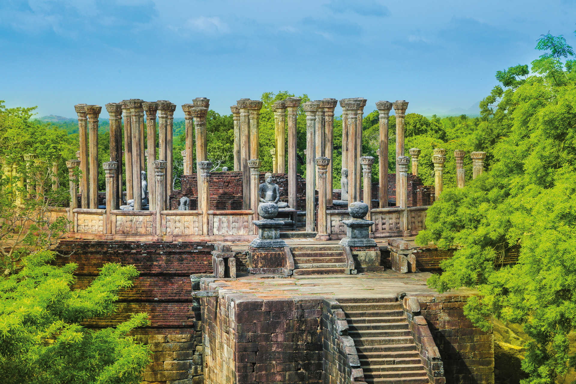 Buddhistische Tempelruine mit Säulenhalle und Sitzstatuen im antiken Polonnaruwa, Sri Lanka