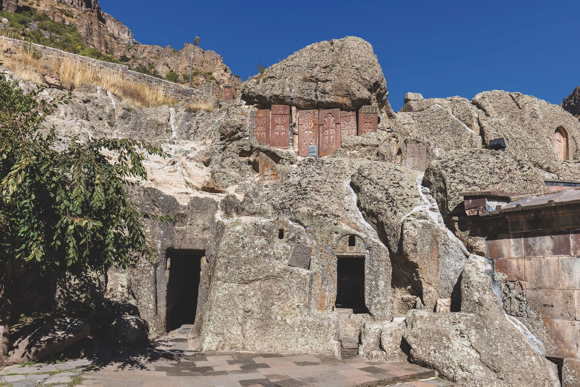 Felsenkirche des Klosters Geghard mit Kreuzsteinen in den Fels gemeißelt