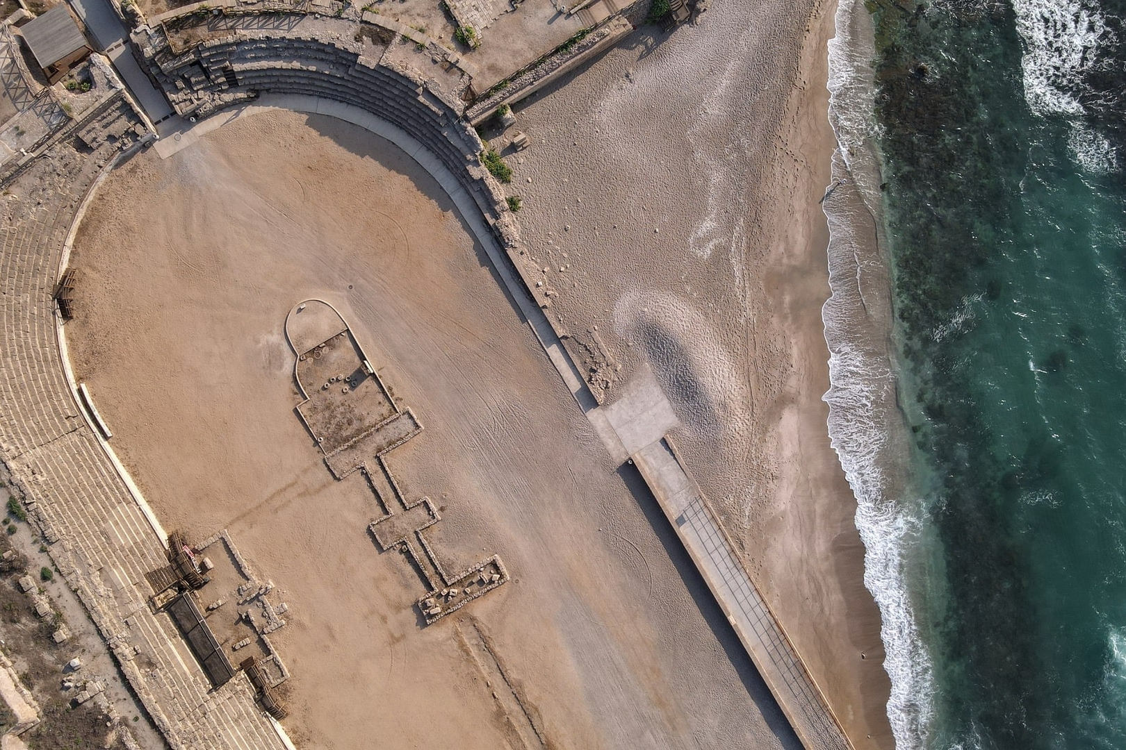 Luftaufnahme des antiken Hippodroms direkt am Mittelmeerstrand