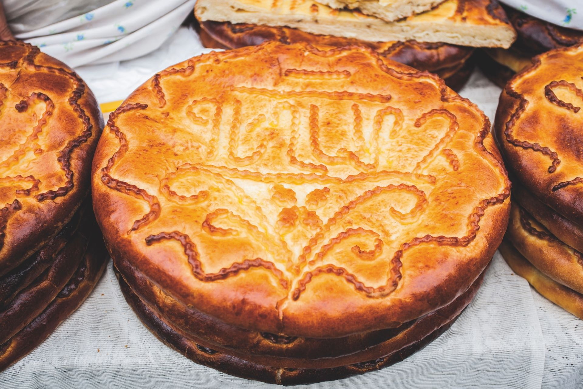 Armenisches Fladenbrot mit Mustern und religiöser Verzierung auf dem Markt