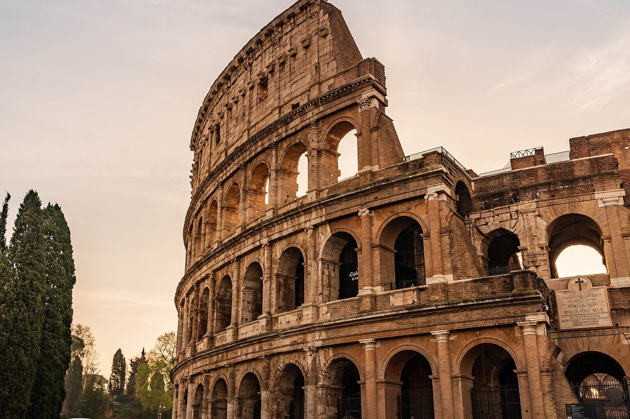 Antikes Amphitheater mit Bögen bei Abendhimmel
