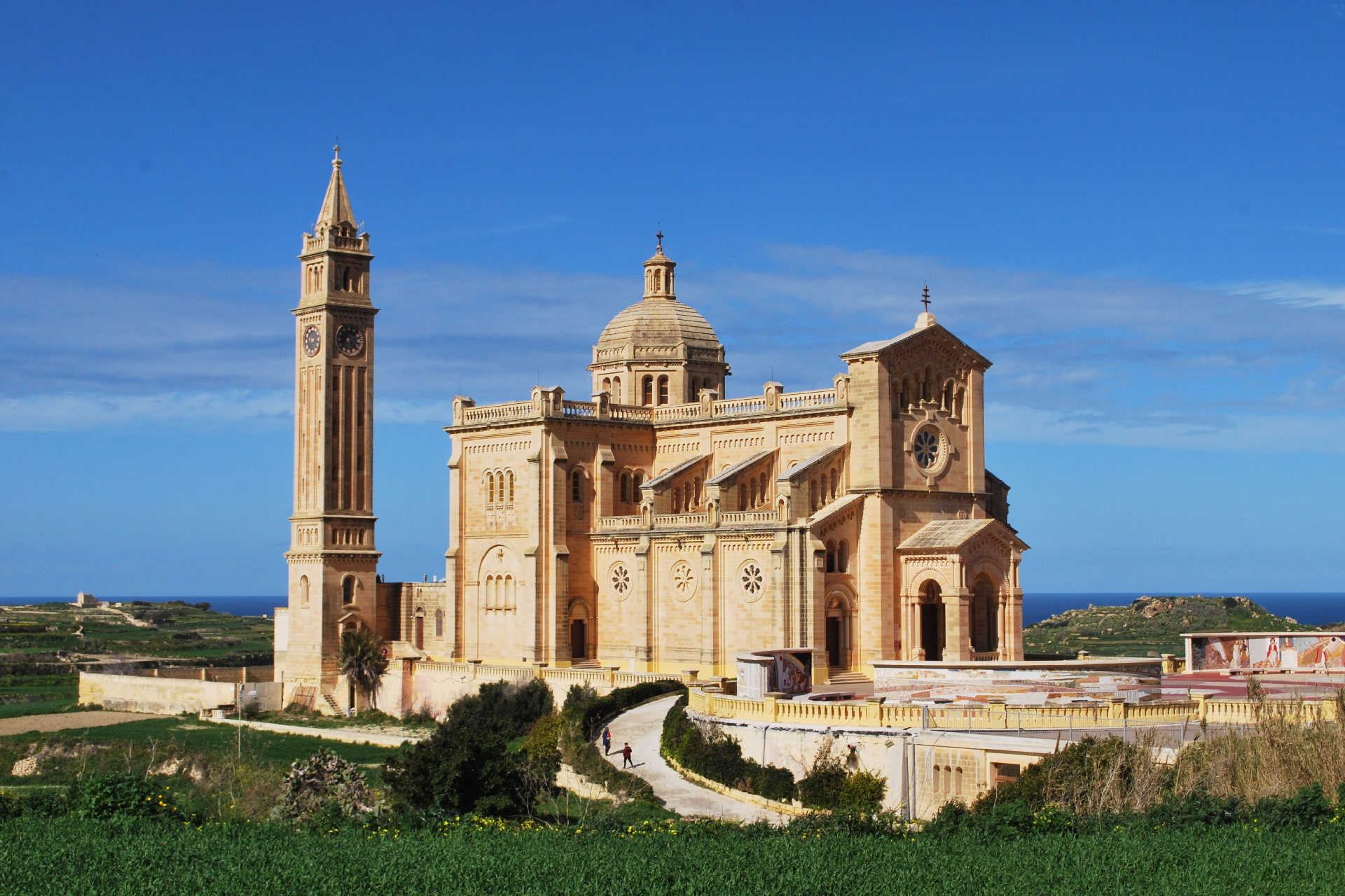 Die Basilika Ta’ Pinu auf Gozo vor blauem Himmel und Landschaft