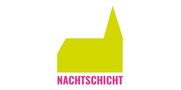 Logo der Veranstaltungsreihe Nachtschicht mit stilisierter Kirche in Gelb und Schrift in Pink
