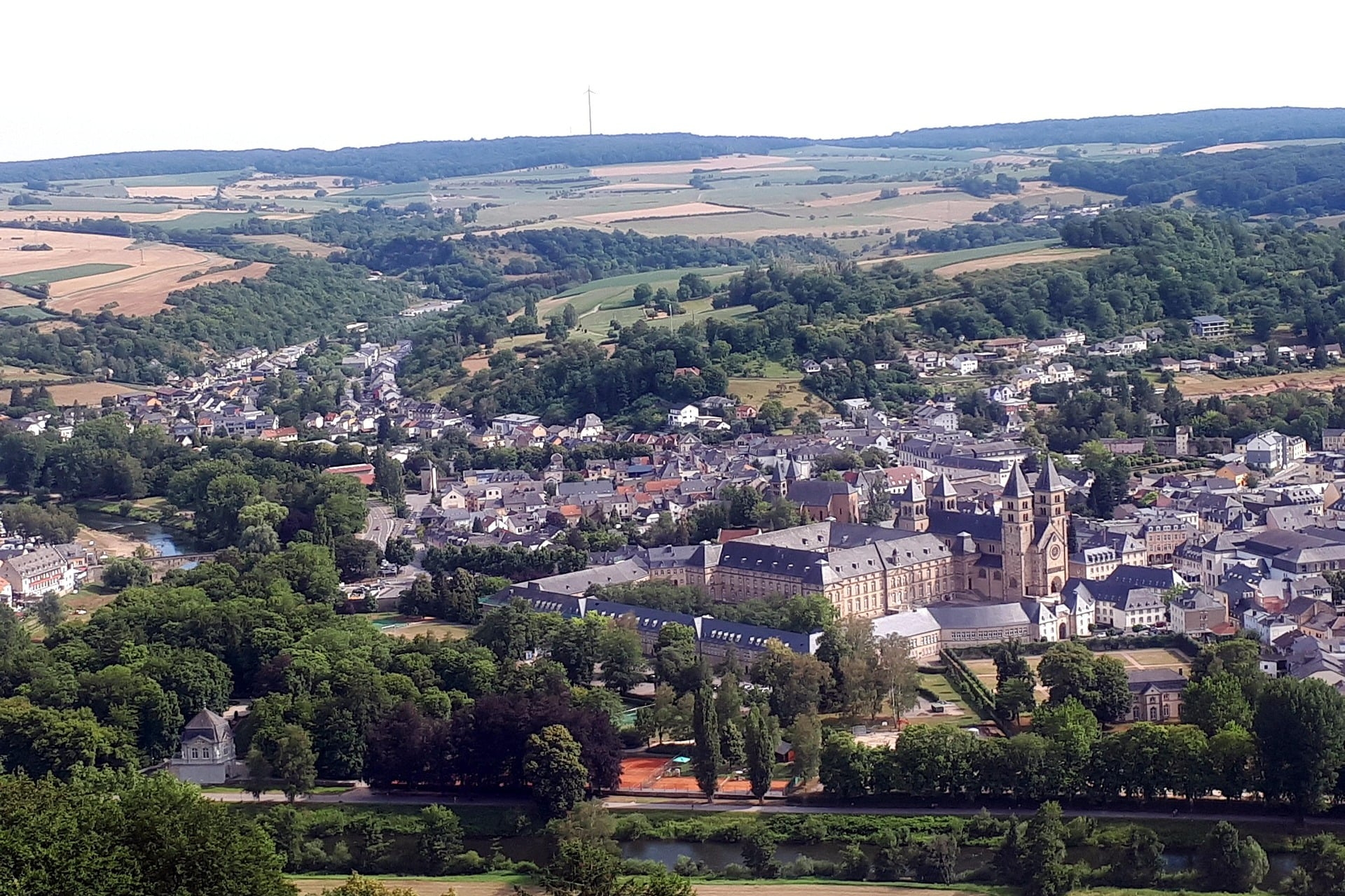 Panoramablick auf Echternach mit der Basilika St. Willibrord