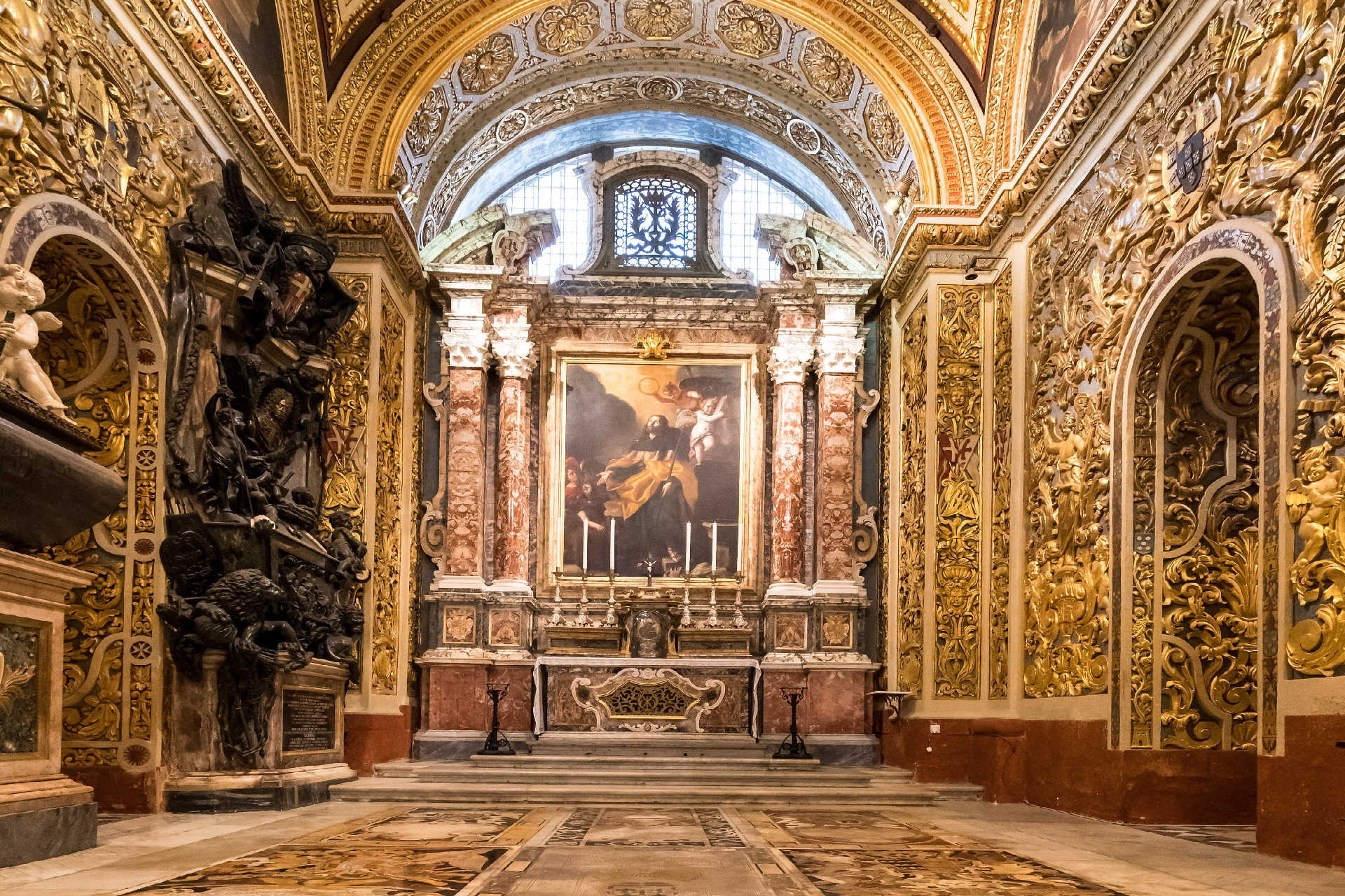 Prunkvoller Innenraum mit vergoldeten Verzierungen in der St.-Johannes-Kathedrale