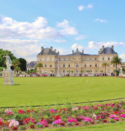 Prunkvolles Schloss mit weitläufigem Garten und Statuen