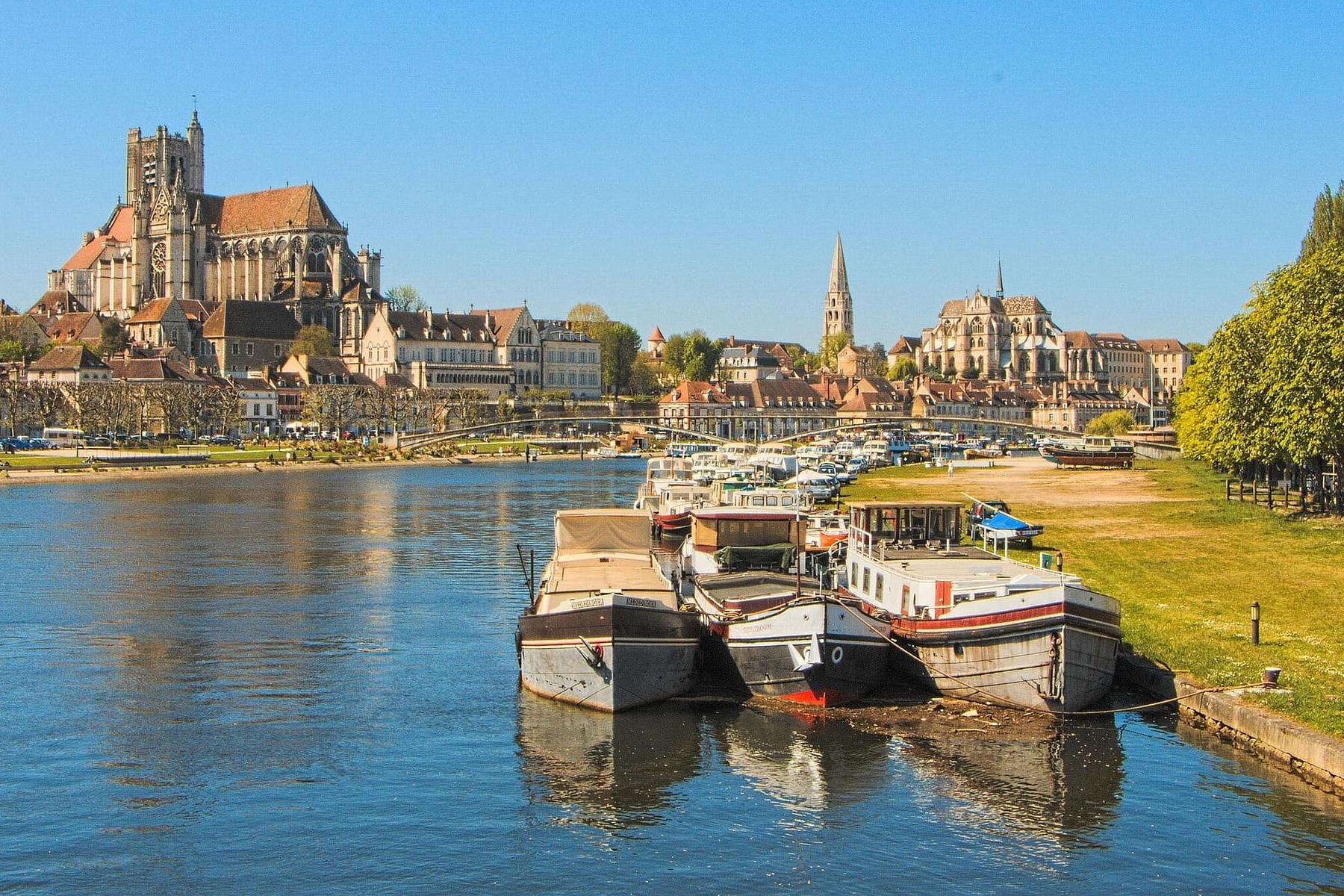 Boote liegen am Ufer vor historischer Altstadt mit Kathedrale