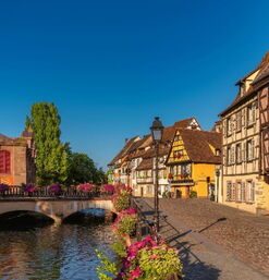 Malerische Altstadt mit Brücke, Blumen und Fachwerkfassaden
