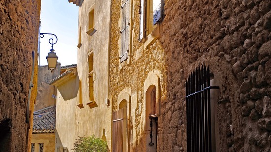 Sonnige Altstadtgasse mit Laterne und historischen Häusern