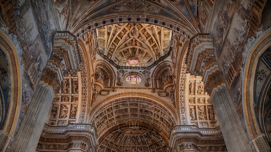 Blick auf reich verzierte Decke mit Fresken und Kuppelfenstern