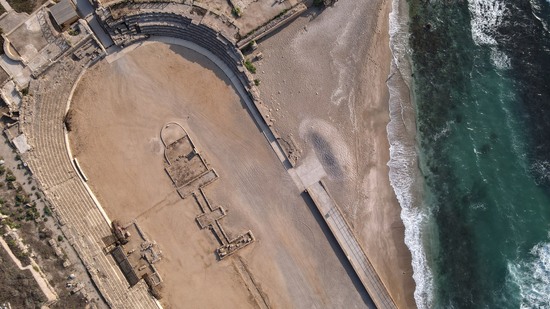 Luftaufnahme von Ruinen einer Arena direkt an der Küste