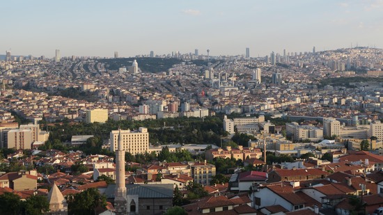 Blick über dicht bebaute Hauptstadt mit modernen Hochhäusern