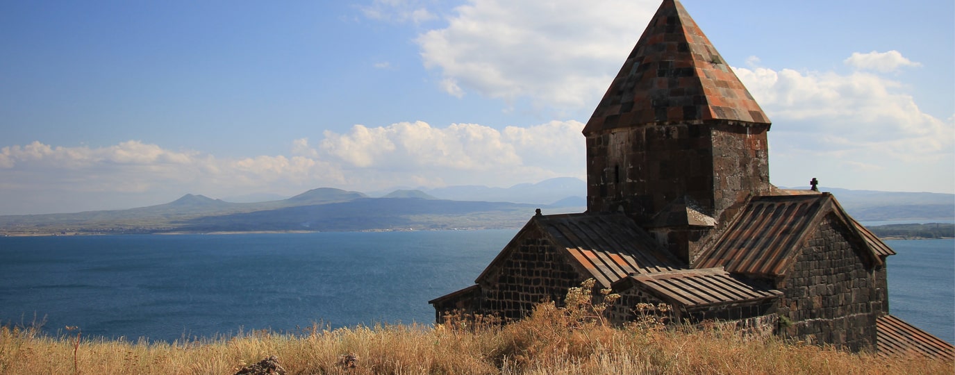 Armenisches Kloster am Ufer des Sewansees mit Blick auf Berge und Wasser