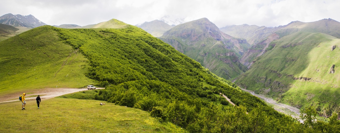 Traditionelles Dorf in Georgien mit Wehrtürmen vor schneebedeckten Bergen