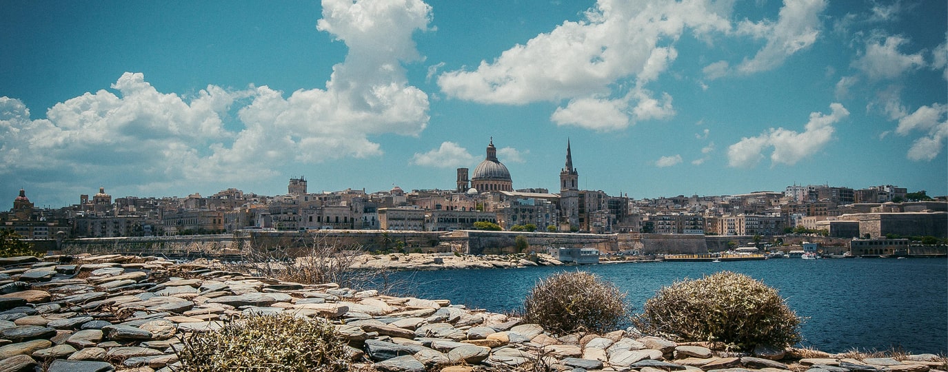 Blick über das Meer auf Kuppeln und Kirchtürme der Altstadt von Valletta
