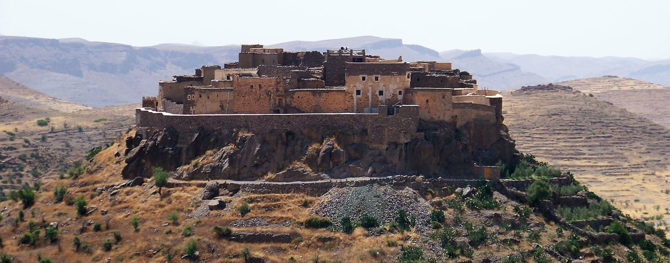 Lehmhäuser eines befestigten Dorfes auf Felsplateau im Anti-Atlas-Gebirge